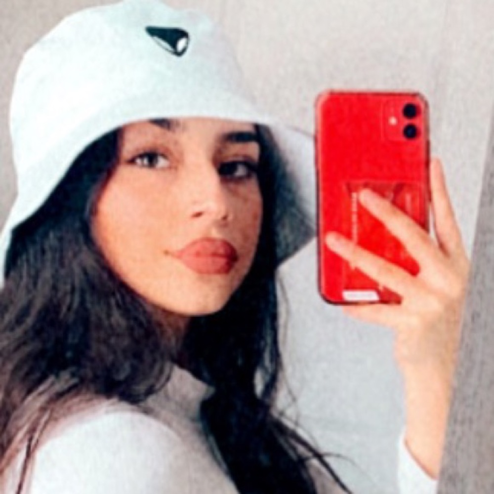 Meet your Posher, Esmeralda